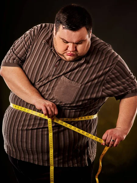 Man magen fett med måttband viktminskning runt kroppen . — Stockfoto