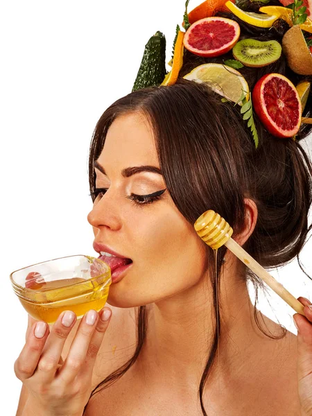 Topeng wajah madu dengan buah-buahan segar dan sarang madu untuk rambut  . — Stok Foto