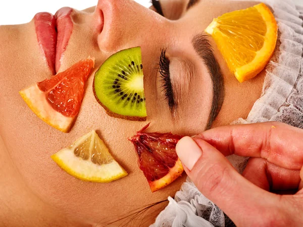 Máscara facial de frutas frescas de mulher. Esteticista aplicar fatias . — Fotografia de Stock