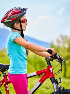 Çocuk Bisiklet yaz Park seyahat.