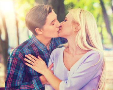 Bahar çift yürüyüş parkı. Yaz arkadaş açık yürüyüş.