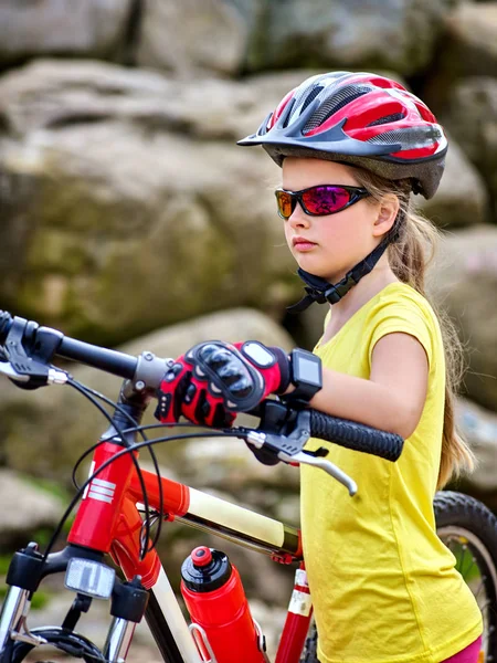 Femme en vélo balade montagne. Fille voyageant dans le parc d'été . — Photo