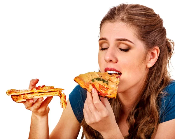 Mujer comiendo pizza. Estudiante consume comida rápida en la mesa . — Foto de Stock