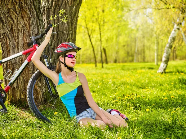 Meisje reizen fiets in zomer park. — Stockfoto