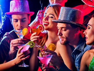 Parti grup müzikle dans edenler dans ve disko topu.