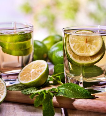 Sigara Alkol içki. Ahşap Komiteler camına yeşil içecek.