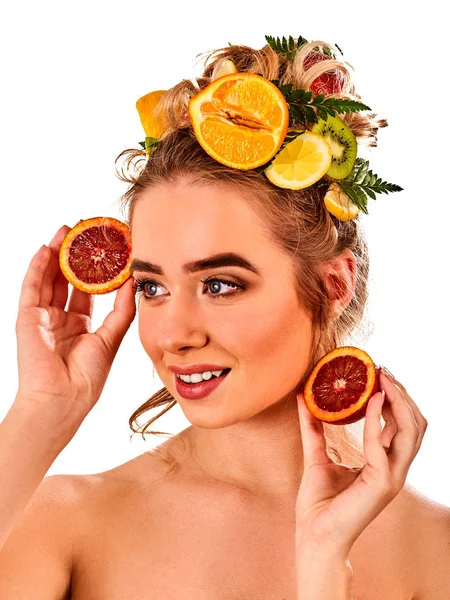 Maschera per capelli e viso da frutta fresca per il concetto di donna . — Foto Stock