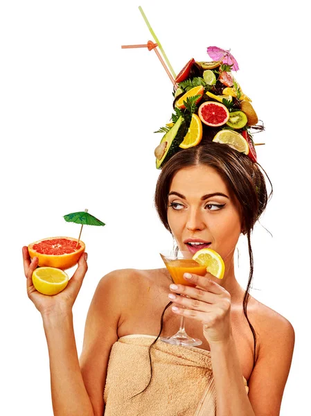 Chica beber cóctel paraguas de frutas en la fiesta de verano . — Foto de Stock