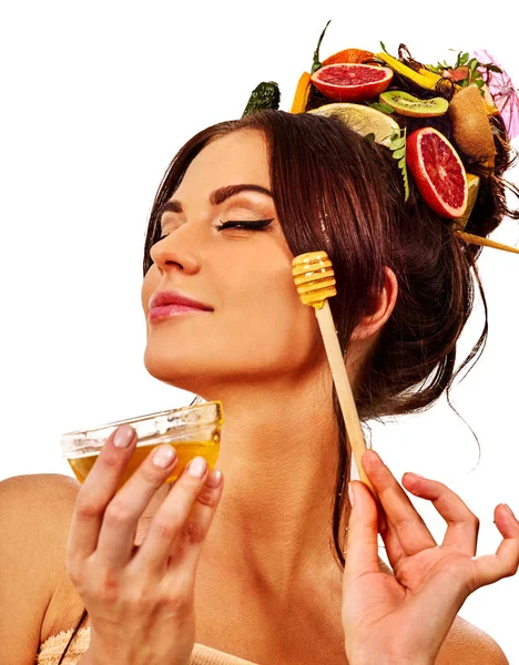 Maschera viso miele con frutta fresca per capelli e pelle sulla testa della donna . — Foto Stock