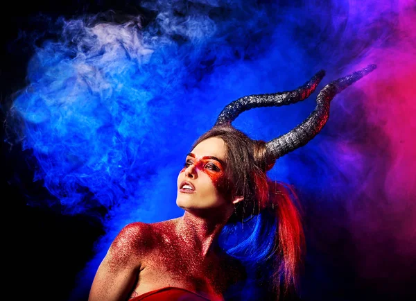 Donna pazza satana sul rituale magico nero dell'inferno . — Foto Stock