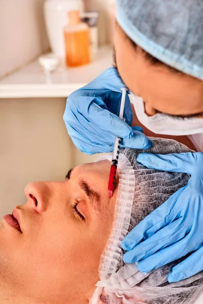 De injectie van de vuller voor mannelijke gezicht. Kunststof gezicht chirurgie in schoonheid kliniek. — Stockfoto