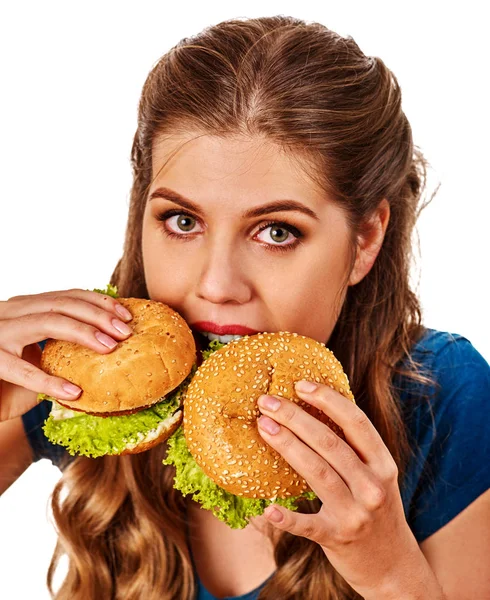 Mulher a comer hambúrgueres. Retrato de estudante consome fast food  . — Fotografia de Stock