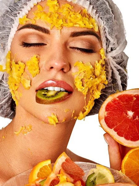 Maska twarzy owoce dla kobiety. Dziewczyna z twarzą miąższ mango. — Zdjęcie stockowe