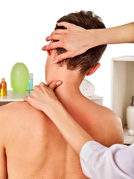 Masaje de hombro y cuello para mujer en salón spa . — Foto de Stock