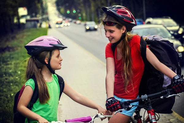 Rowerzysta dziecko jazdy na ścieżki rowerowej miasta. Dziewczyny, w hełmie . — Zdjęcie stockowe