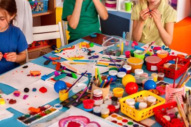 Okulda oyun çocuk hamuru. Hamuru çocuklar için.