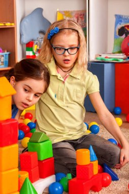 Anaokulunda çocuk yapı taşları. Oyuncak kat oynayan grup çocuklar .