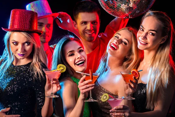 Dans parti med grupp människor dans och disco ball. — Stockfoto