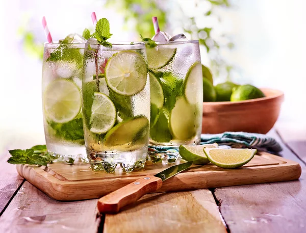 Agua fría con hoja de menta de limón. Limonada fresca con lima  . — Foto de Stock