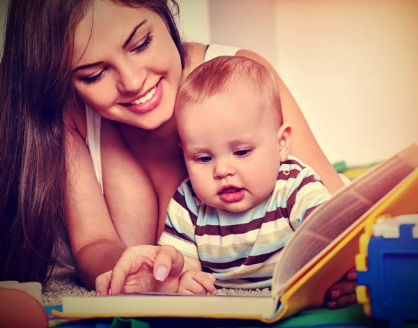 Libro de familia leído con la madre y el bebé. La lectura temprana desarrolla niños . —  Fotos de Stock