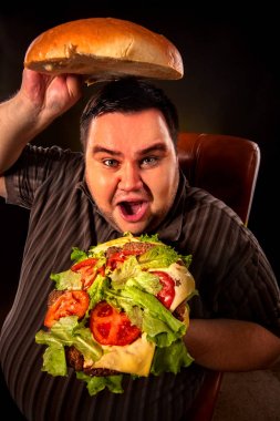 Şişman adam yemek lokanta hamberger. Kilolu kişi için kahvaltı.