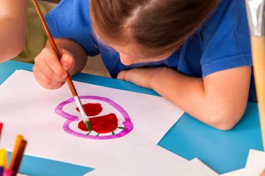 Çocuk resim sanat okulu sınıf kalbinde. Anneler günü tatil.
