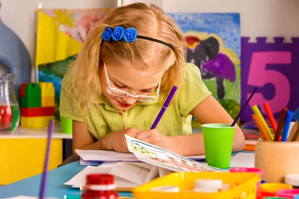 Kleine Schüler malen in der Kunstschulklasse. — Stockfoto