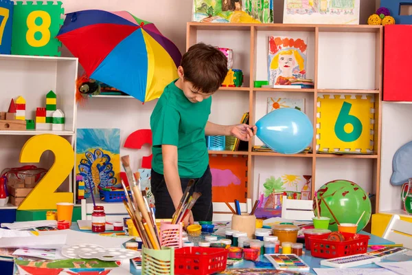 Kleine Schüler malen in der Kunstschulklasse. — Stockfoto