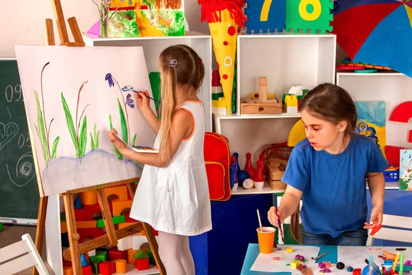 Bambini che dipingono il dito sul cavalletto. Gruppo di bambini con insegnante . — Foto Stock