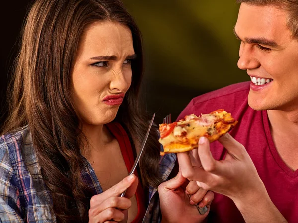 남자와 여자는 나이프와 포크와 슬라이스 피자를 먹을 . — 스톡 사진