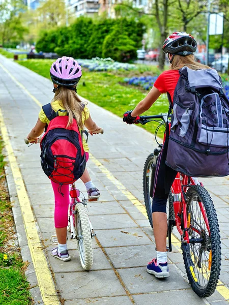 Carriles bici con niños. Chicas usando casco con mochila  . — Foto de Stock