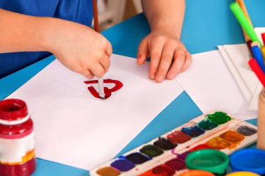 Çocuk resim sanat okulu sınıf kalbinde. Anneler günü tatil.