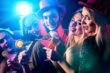 Parti grup müzikle dans edenler dans ve disko topu.