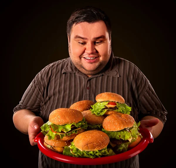 Hombre gordo comiendo hamburguesa de comida rápida. Desayuno para personas con sobrepeso . —  Fotos de Stock