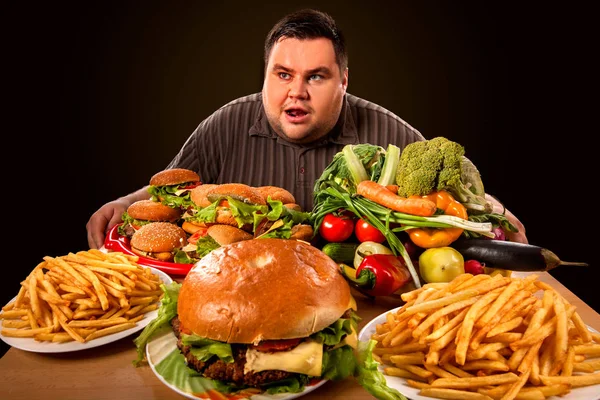 El hombre gordo de la dieta toma la opción entre la comida sana y no saludable . — Foto de Stock