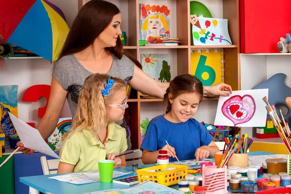 Barn måleri och teckning tillsammans. Craft lektion i grundskolan. — Stockfoto