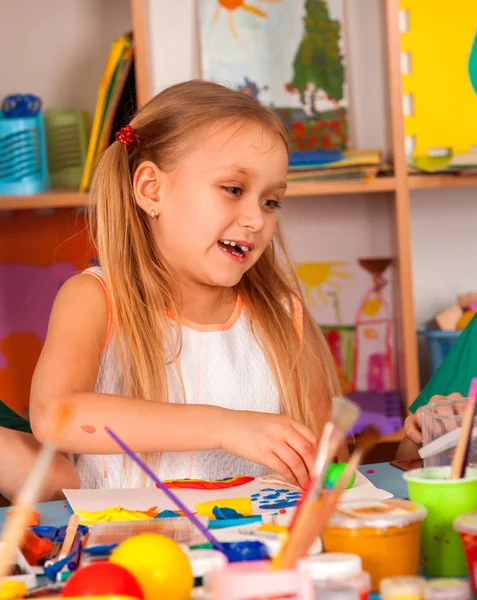Kleine studenten kinderen schilderen in de kunst schoolklas. — Stockfoto