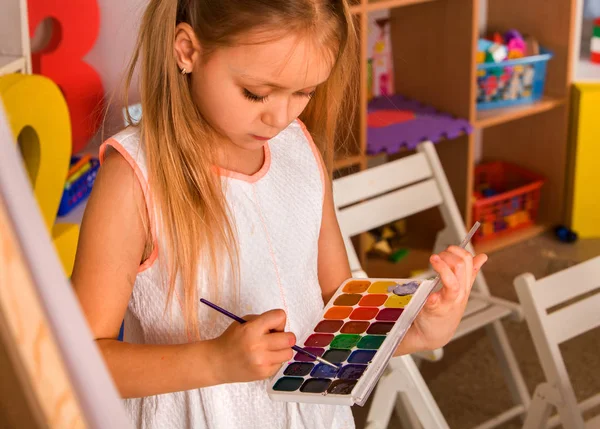 Mały Uczeń dziewczyna malowanie w klasie szkoły sztuki. — Zdjęcie stockowe