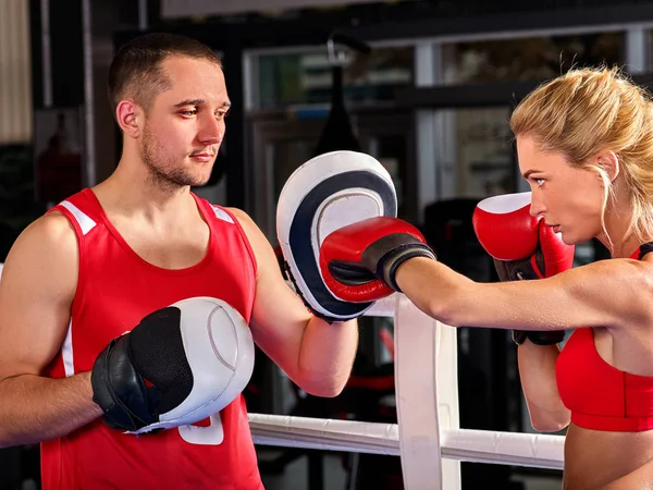 Mujer de entrenamiento de boxeo en clase de fitness. Ejercicio deportivo dos personas . — Foto de Stock