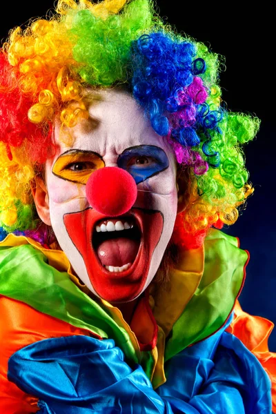 Šílený klaun na černém pozadí. Portrét šílené ženy. — Stock fotografie
