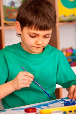 Küçük öğrenciler çocuk Sanat Okulu sınıfta boyama.