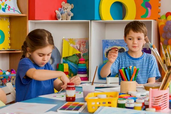 Μικρών μαθητών κορίτσι και αγόρι ζωγραφική τέχνη σχολική τάξη. — Φωτογραφία Αρχείου
