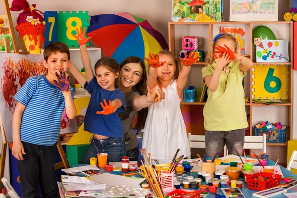 Kleine studenten meisje vinger schilderij in de kunst schoolklas. — Stockfoto