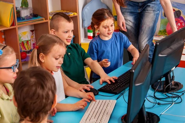 Niños clase informática nosotros para la educación y el videojuego . — Foto de Stock