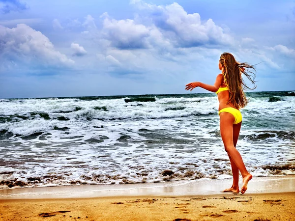 Sommer Mädchen Meer im gelben Badeanzug — Stockfoto