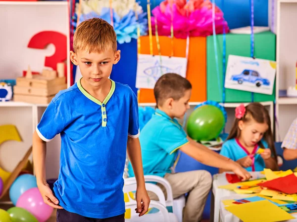 Malé studenty chlapec obraz umělecké školy třídě. — Stock fotografie