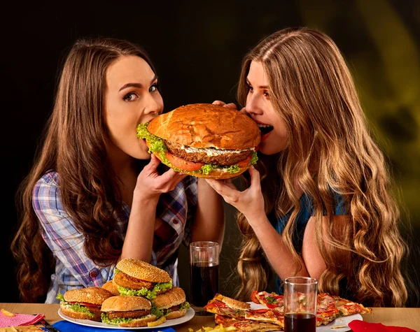 Kobiety, jedzenie fast food. GILS jeść hamburger z szynką . — Zdjęcie stockowe