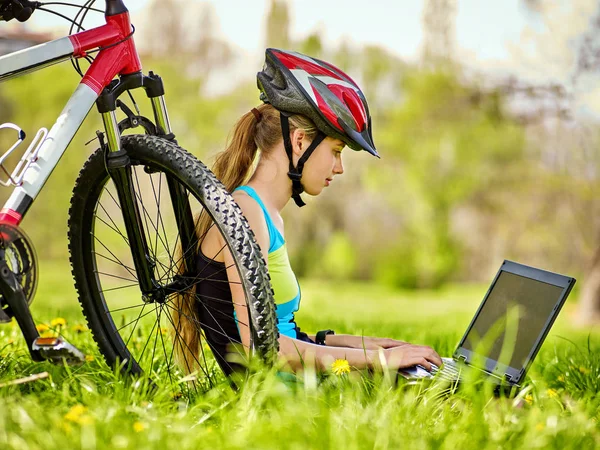 Γυναίκα ταξιδεύει ποδήλατο στο πάρκο καλοκαίρι. Φορητό ρολόι κορίτσι. — Φωτογραφία Αρχείου