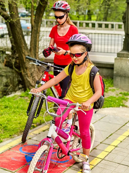 Familjen cykeltur med ryggsäck cykling på cykeln körfält. — Stockfoto