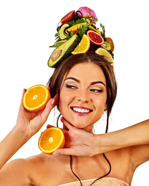 Topeng rambut dari buah-buahan segar di kepala wanita. Perempuan telanjang belakang . — Stok Foto